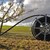 Riesige Kabelrolle auf Wiese mit Baum
