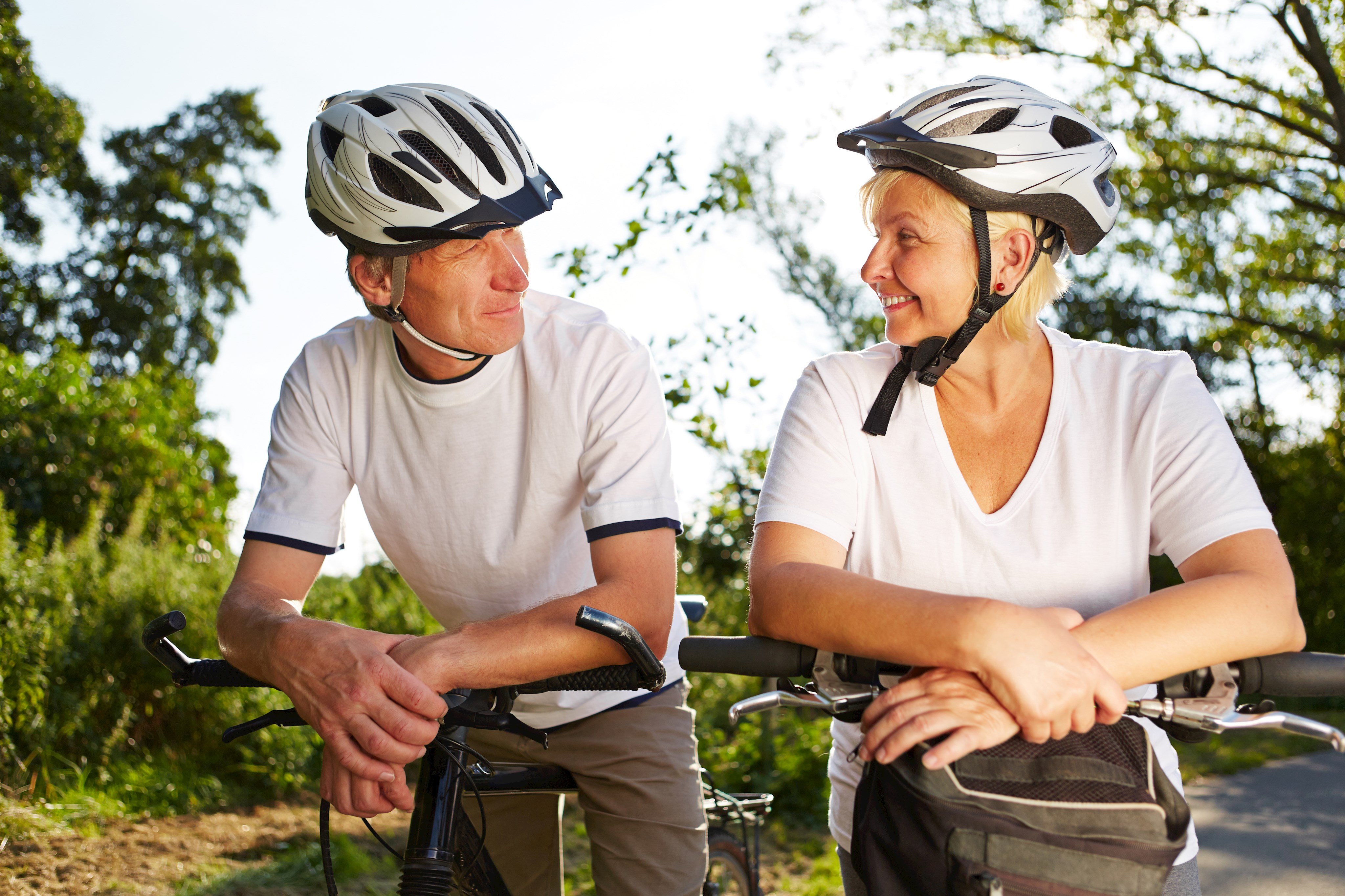 Zwei Radfahrer, die stehen und sich ansehen