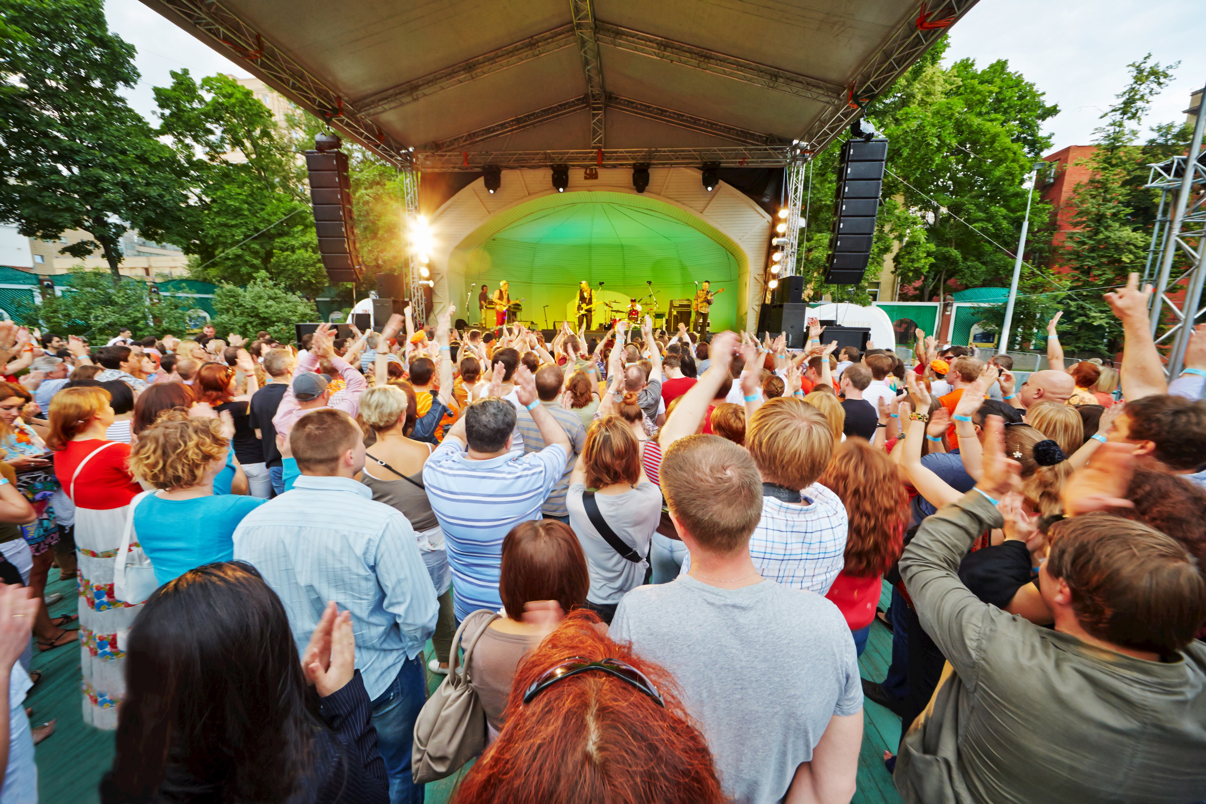 Waldbühne mit vielen Zuschauern