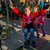 Kinder im Kettenkarussel mit Eltern im Hintergrund