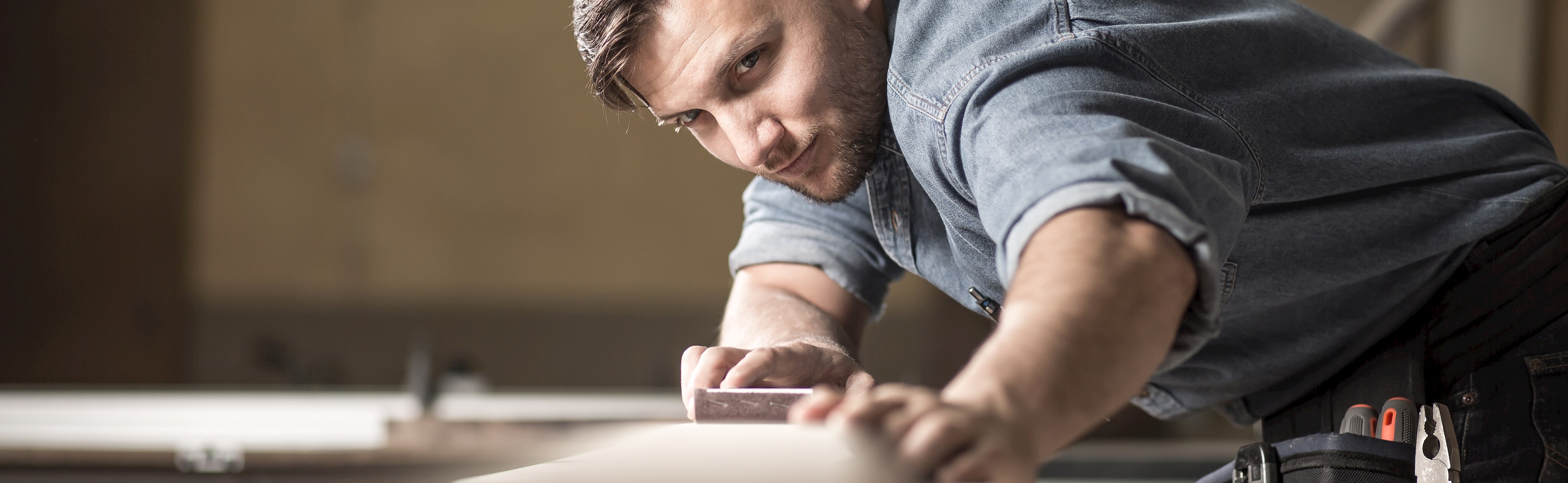 Handwerker arbeitet mit Holz