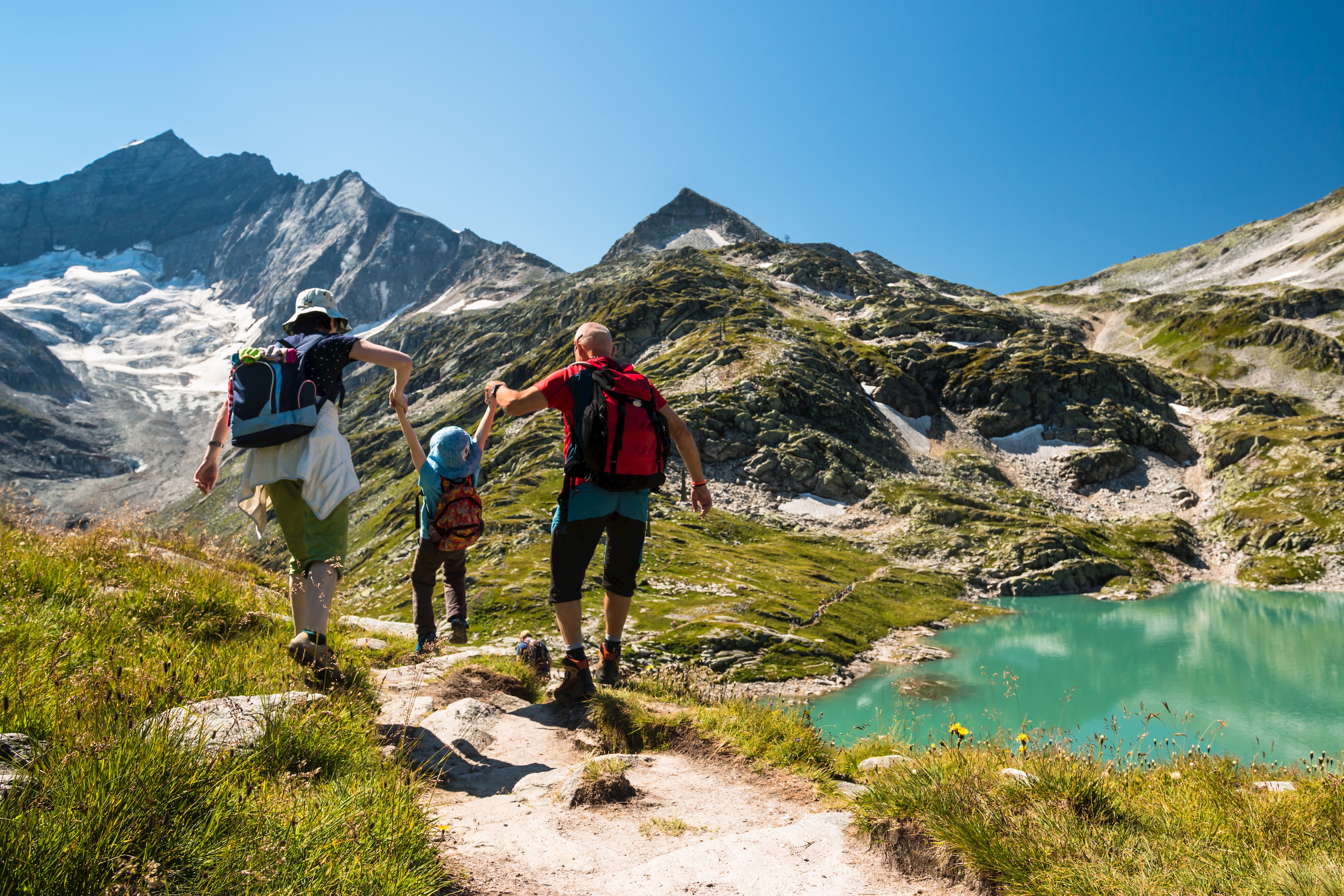 Wanderwege Familie an Bergsee bei schönem Wetter