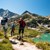 Familie an Bergsee bei schönem Wetter
