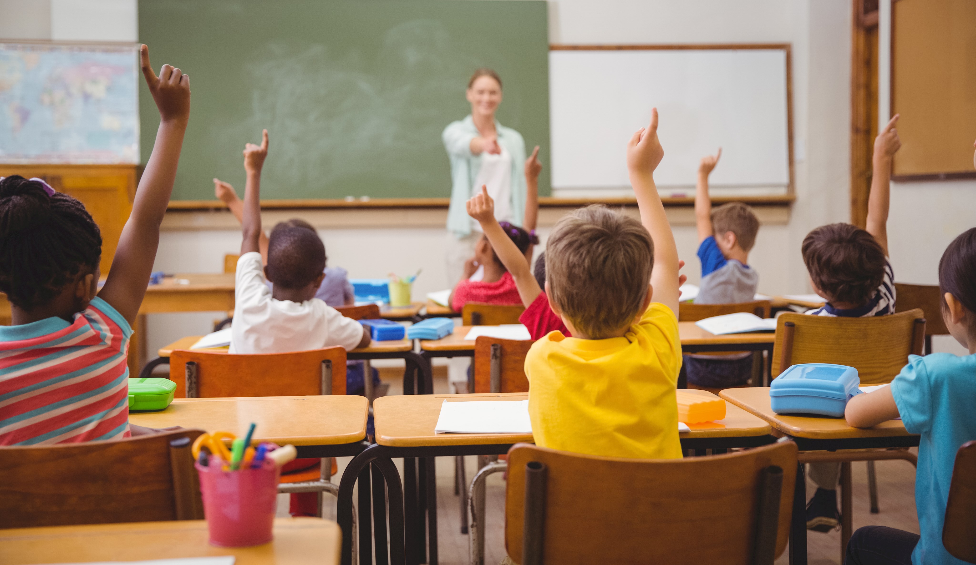 Schüler:innen, heben während des Unterrichts  die Hände