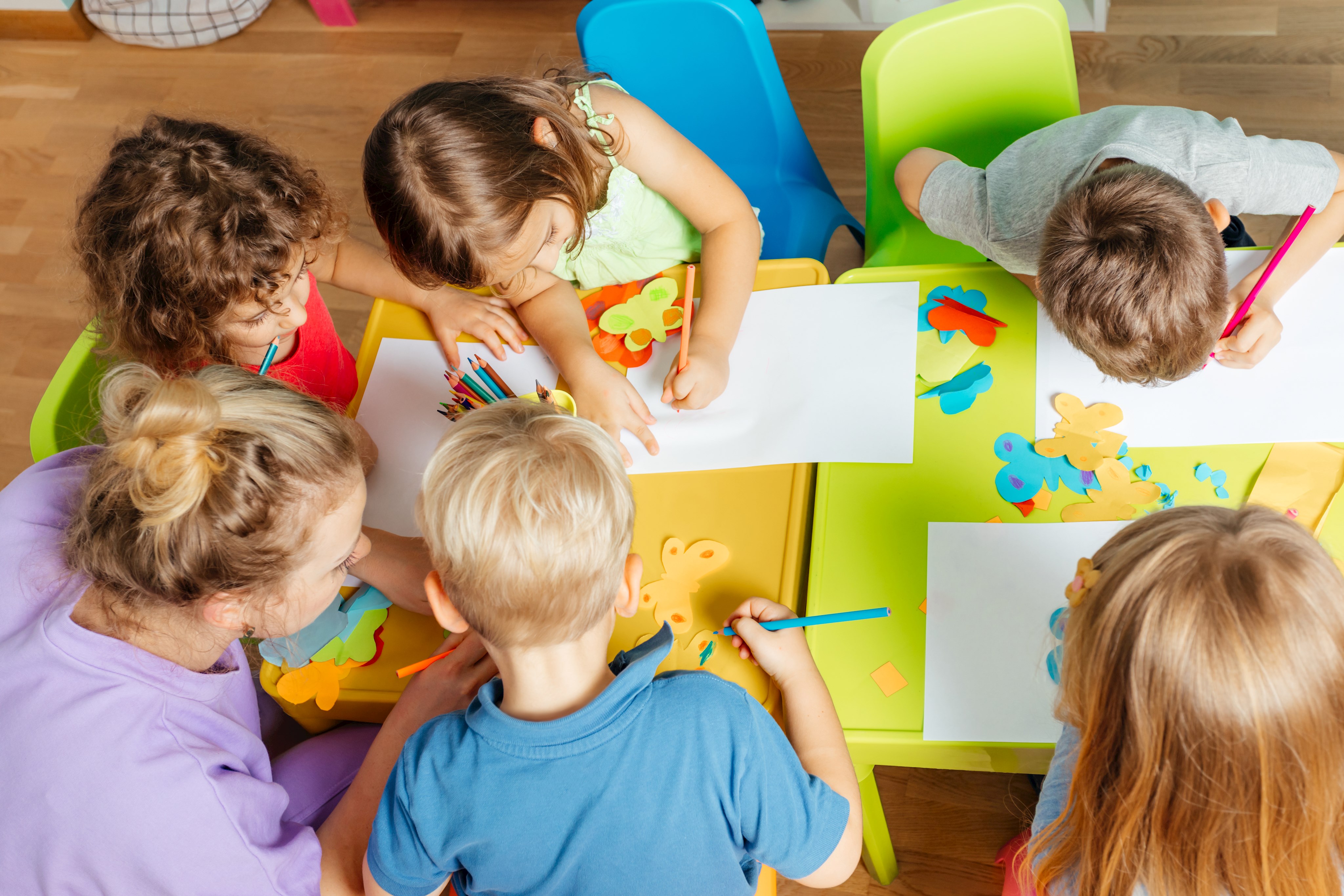 Element-Bild-Untertitel: Kinder beim Basteln Media-BITV-AltText: Kinder malen an Tisch