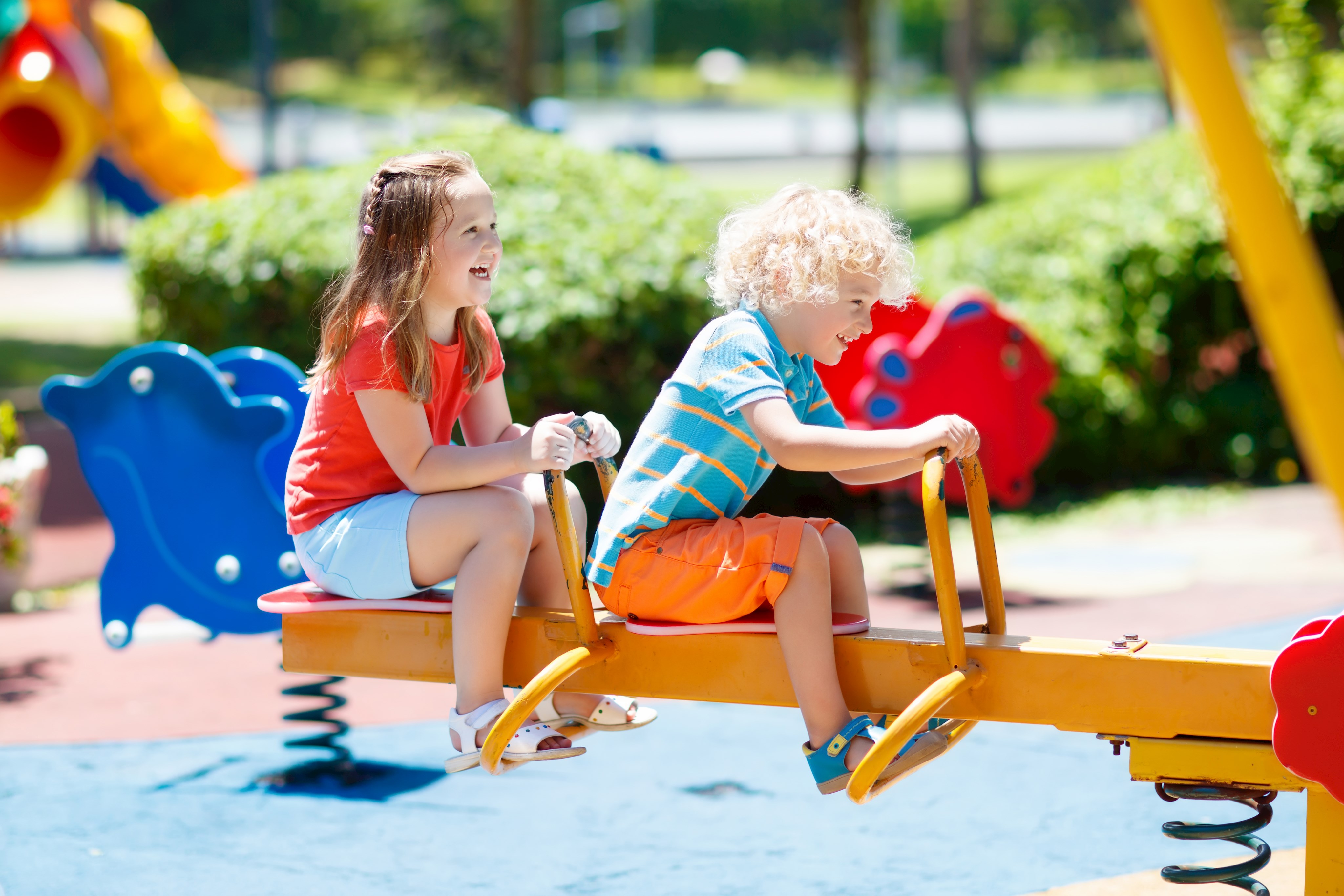 Kinder auf Spielplatz