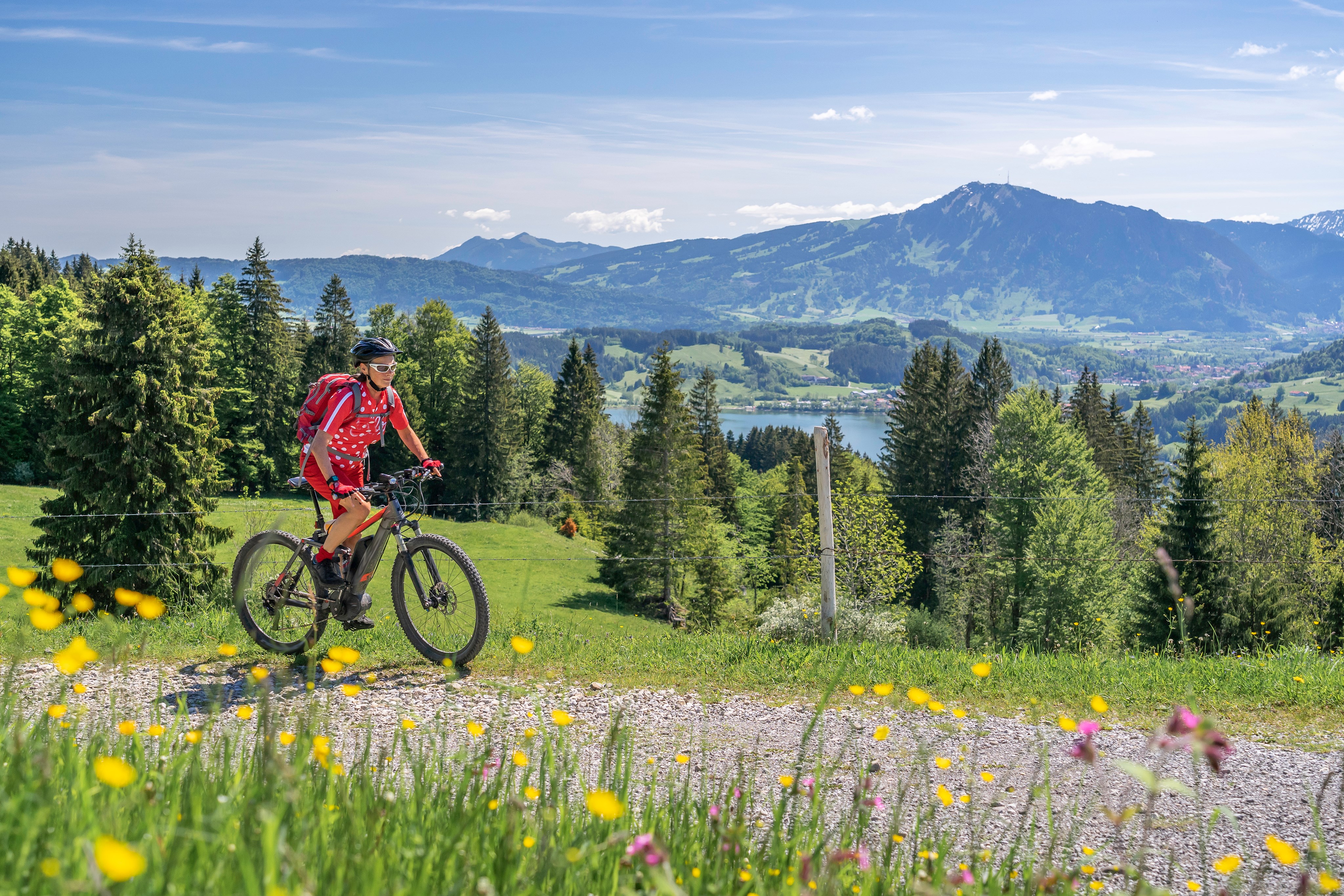 Freizeit in Dulchingen Frau auf Fahrrad in der Natur