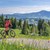 Frau auf Fahrrad in der Natur