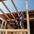 Handwerker bauen Holzgerüst