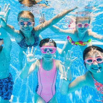 Kinder in Schimmbad unter Wasser