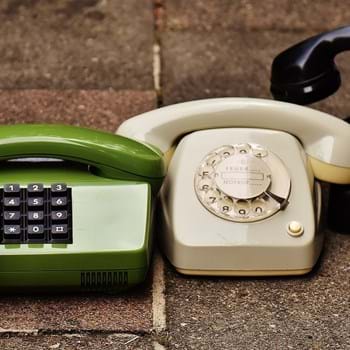 Vier Telefone aneinandergereiht